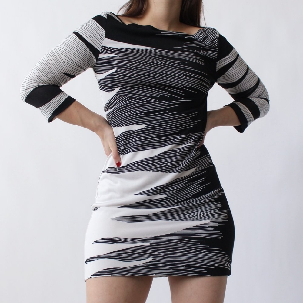 2000s Diane Von Furstenberg Black & White 100% Silk 3/4 sleeves Dress si…